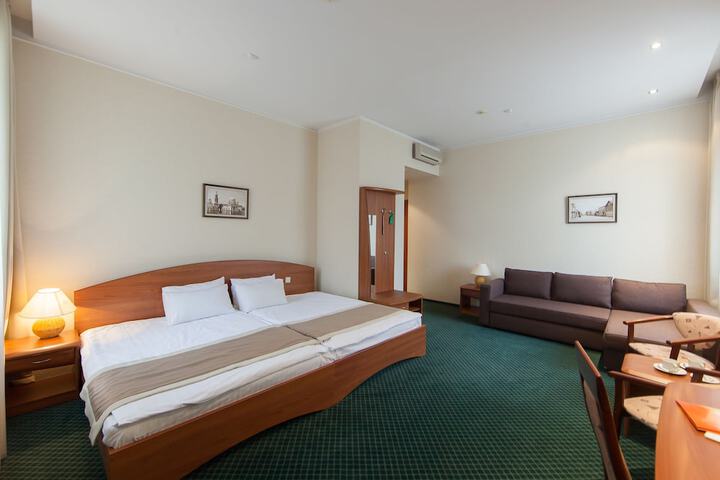 Room 16 of 38