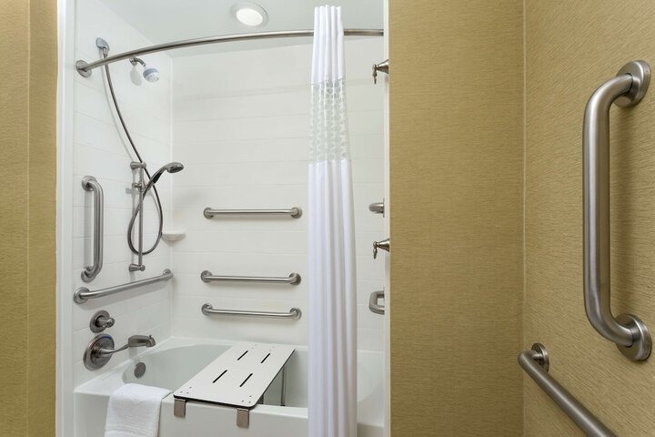 2 Queen Beds Mobility Hearing Accessible Tub (4 of 5)