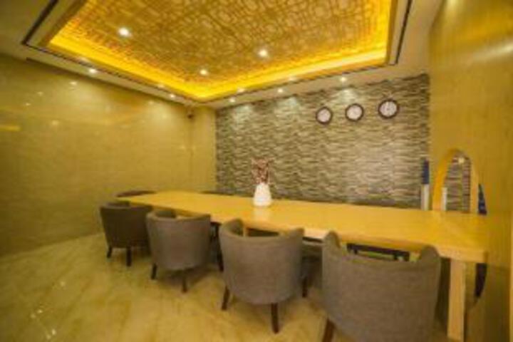 Flower Fragrance Hotel(Chengdu Damianpu Subway Station)