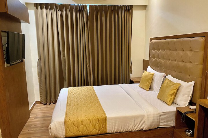Room 10 of 16