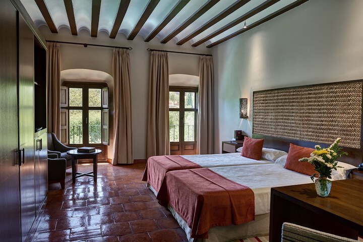 Room 2 of 38