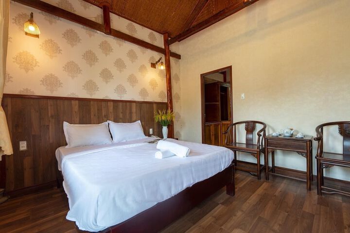 Room 2 of 10
