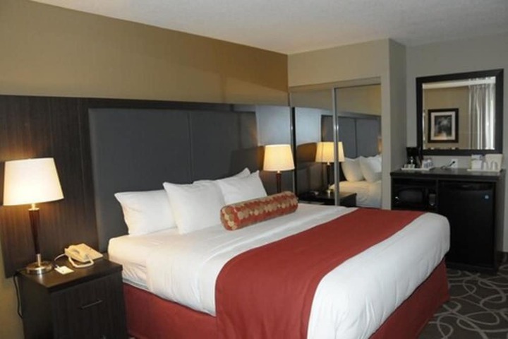 1 Queen Bed (5 of 19)