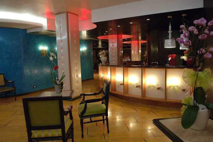 Lounge 34 of 43