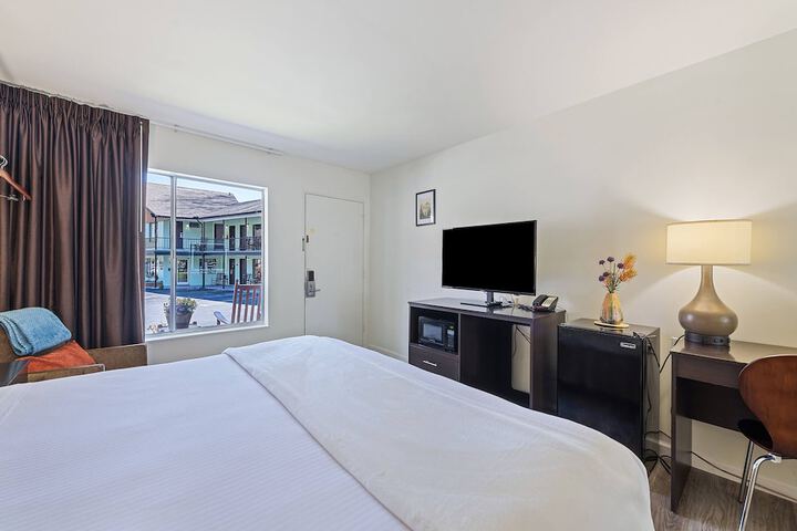 Room 28 of 65