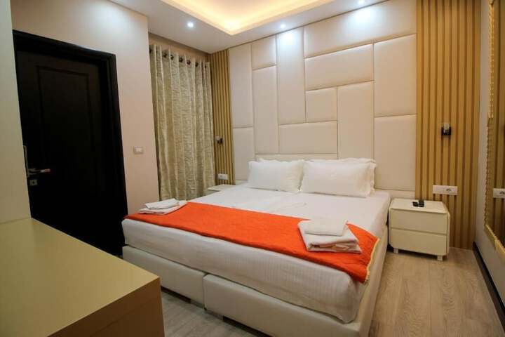 Room 32 of 49