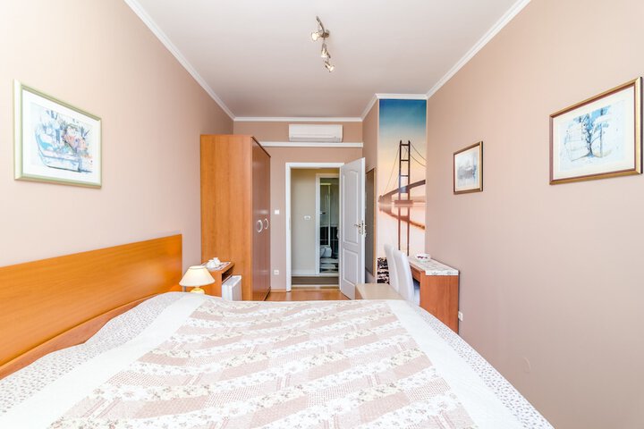 Room 5 of 31
