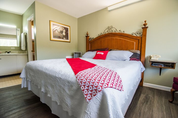 1 King Bed (8 of 10)