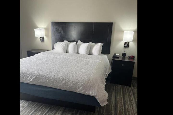 2 Queen Beds (9 of 10)