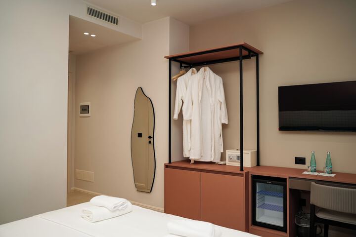 Room 8 of 177