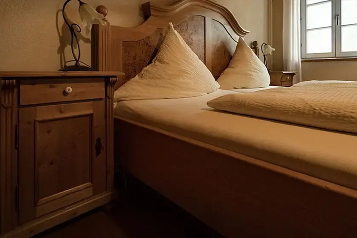 Room 6 of 10