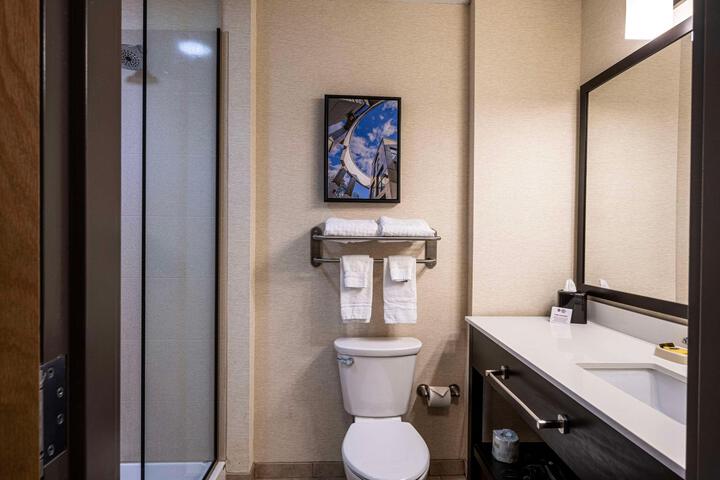 1 King Accessible Comm Assist Bathtub Microwave, Refrigerator WiFi Full Breakfast (6 of 18)