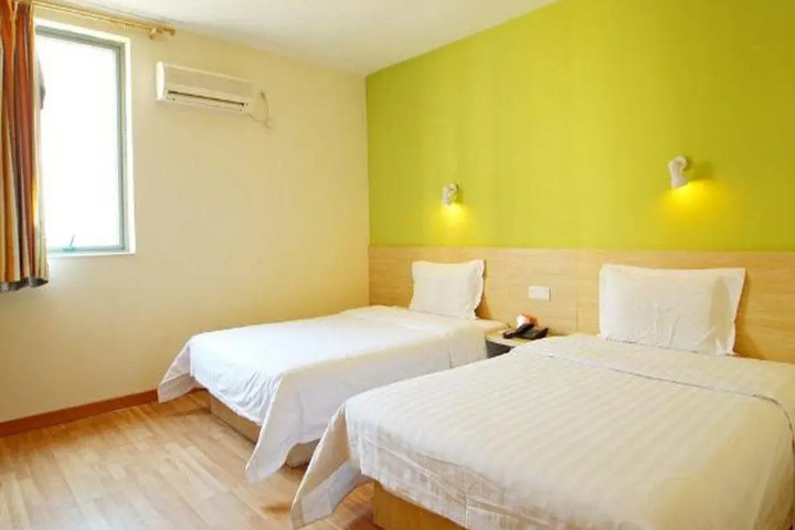 Room 4 of 8