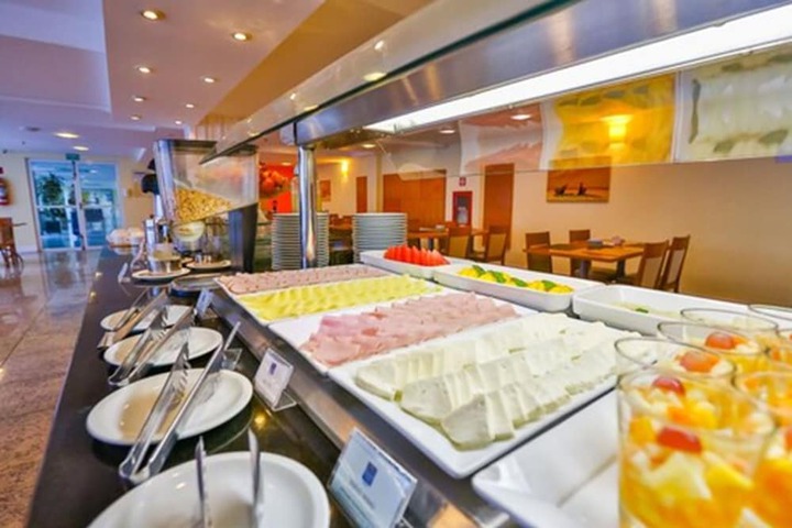 Dining 48 of 64