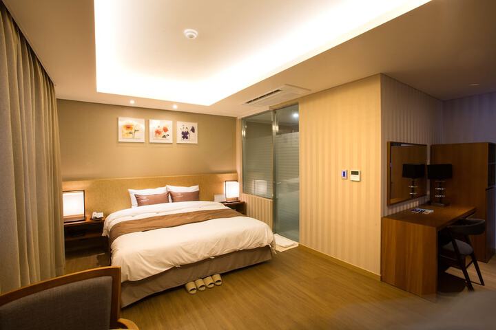 Room 5 of 145