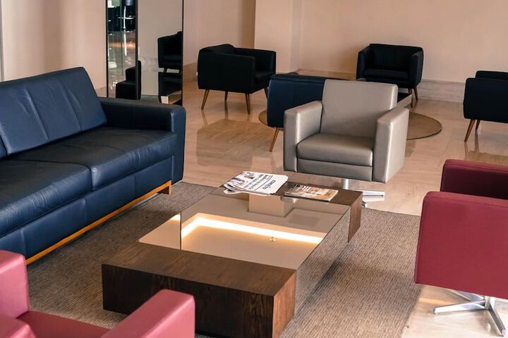 Lounge 33 of 50