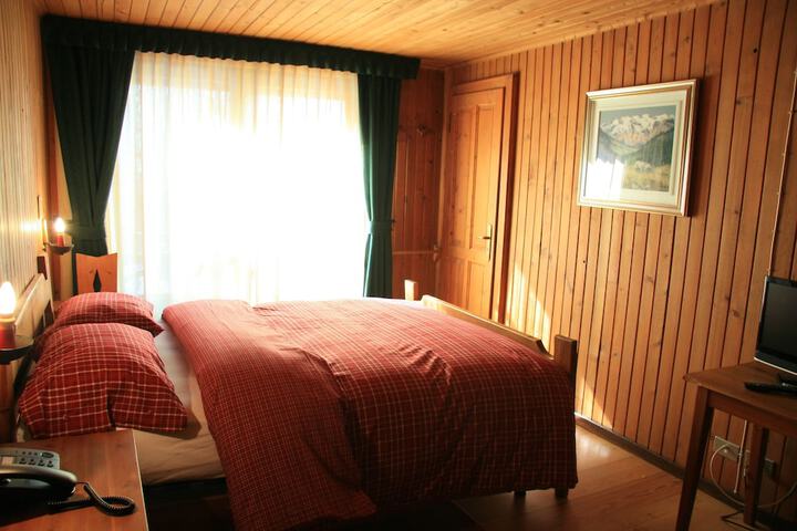 Room 4 of 32