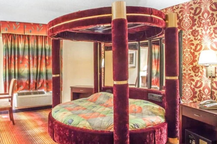1 Queen Bed Mobility Accessible (5 of 6)