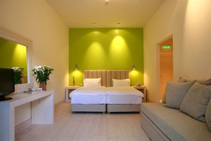 Room 33 of 60