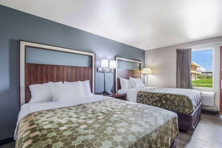 1 Queen Bed (6 of 29)