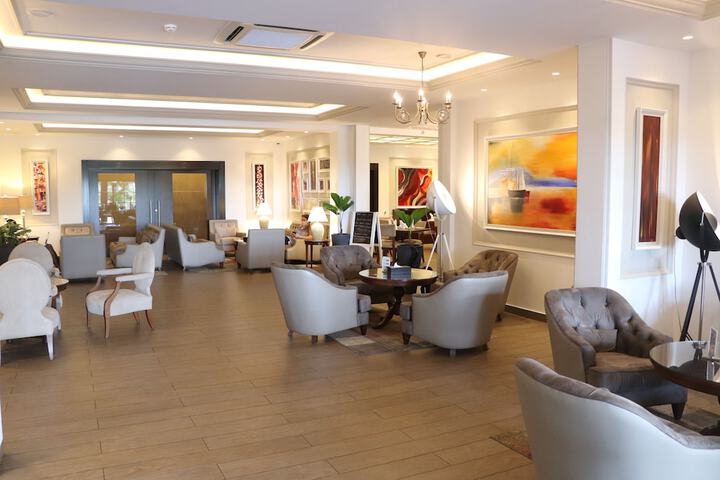 Lounge 44 of 47