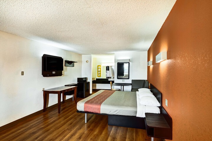 1 King Bed (7 of 8)