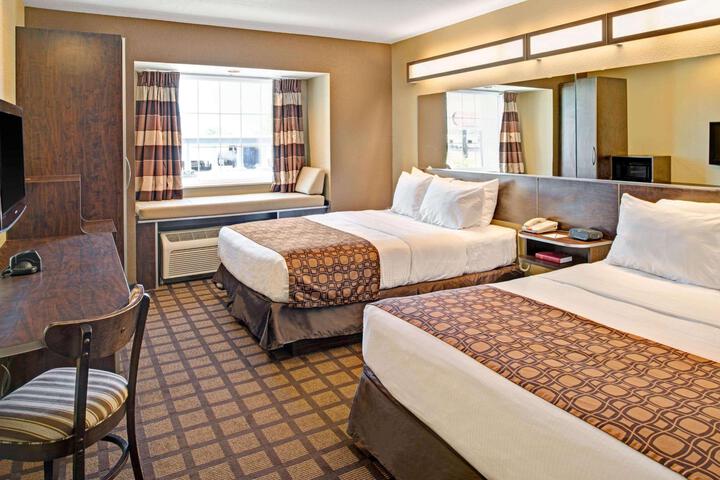 1 Queen Bed Mobility Hearing Impaired Accessible Room (23 of 44)