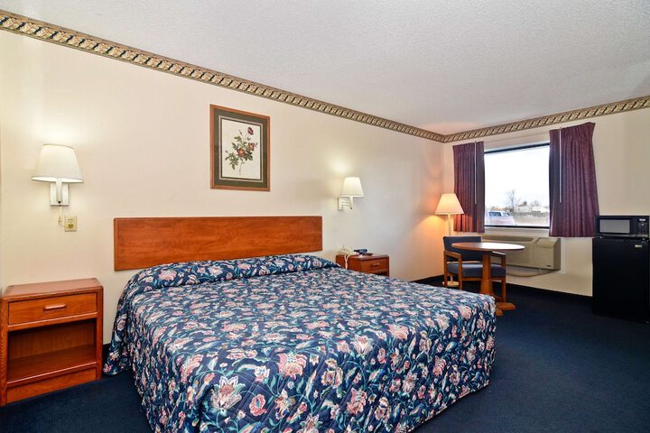 1 King Bed (8 of 9)
