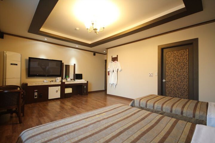 Room 5 of 19