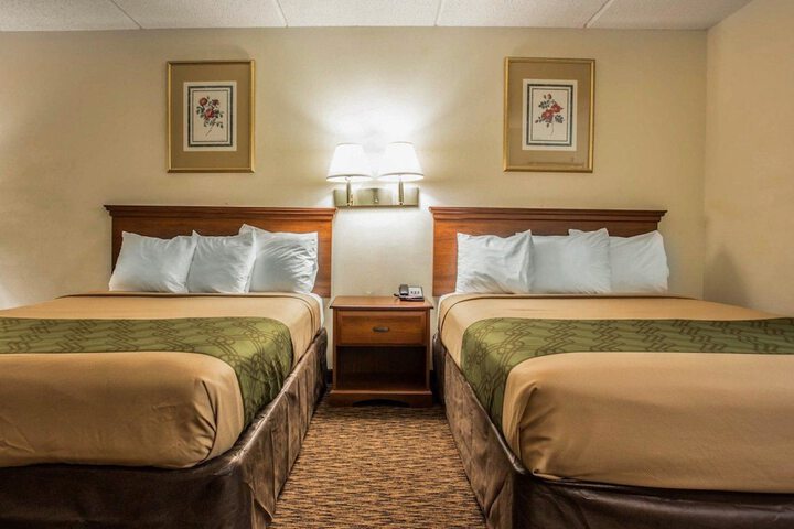 1 Queen Bed (5 of 22)