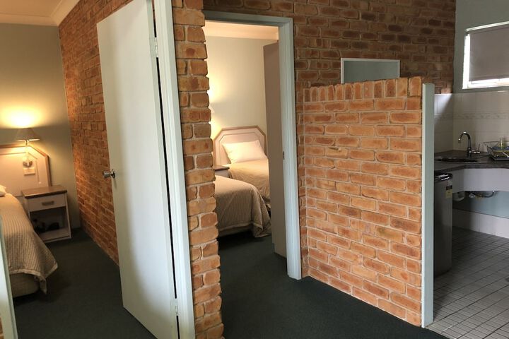 Room 16 of 77