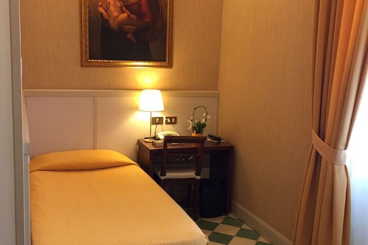 Room 11 of 180