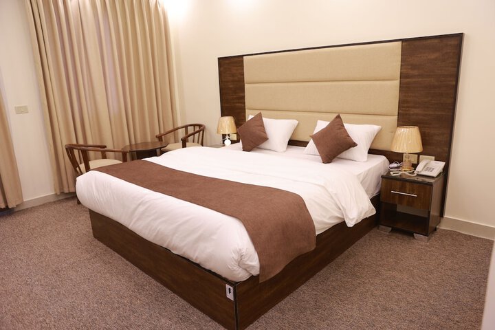 Room 6 of 28