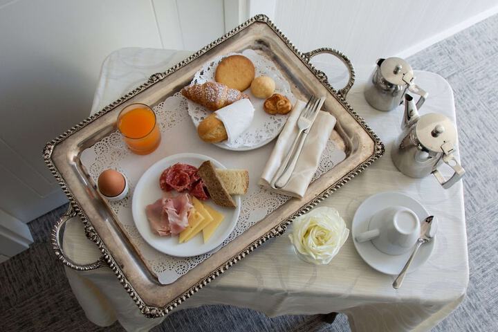 Breakfast/Coffee Service 109 of 137