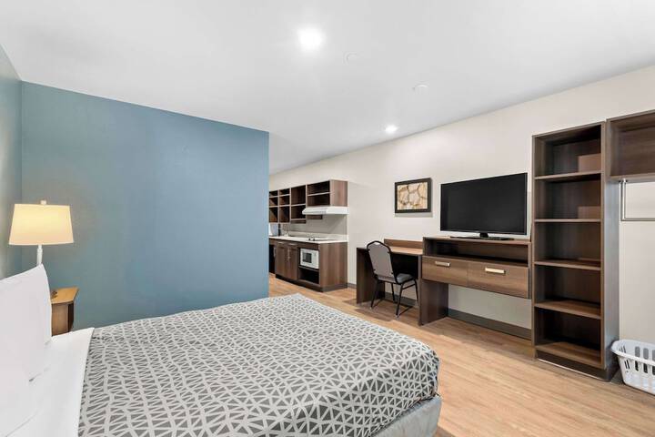 1 Queen Bed (27 of 32)