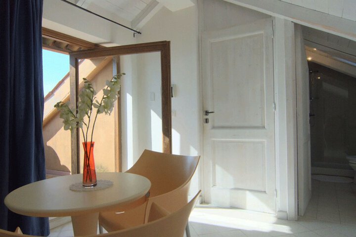Room 4 of 28