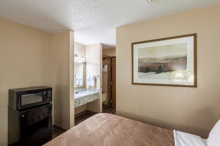 2 Queen Beds (1 of 14)