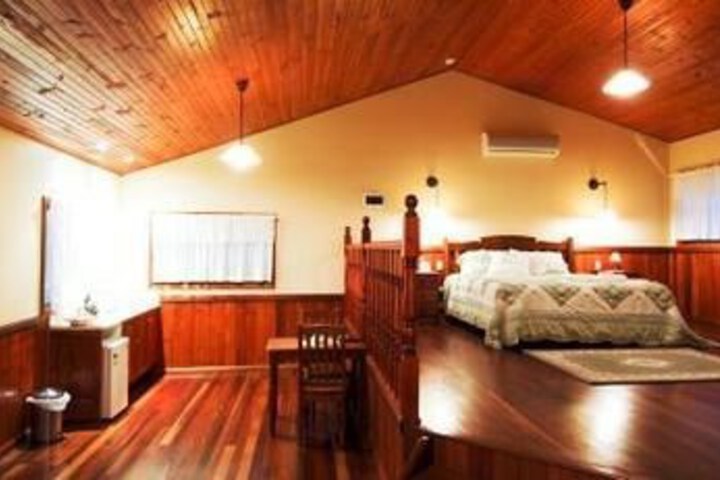 Room 4 of 8