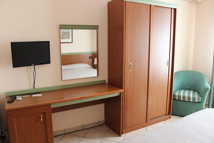 Room 16 of 26