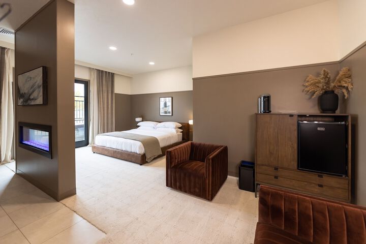 Romantic Suite 1 King Bed Jetted Tub City View (1 of 29)