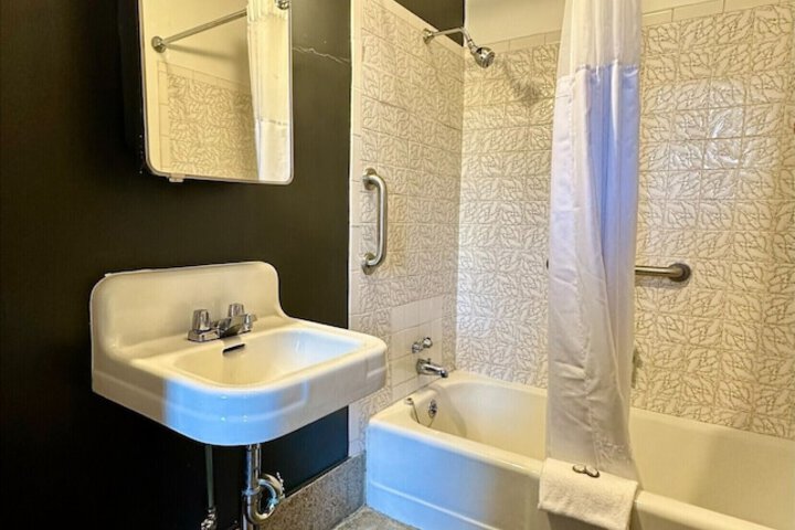 Interior Economy Queen Bed Pet Friendly (7 of 47)