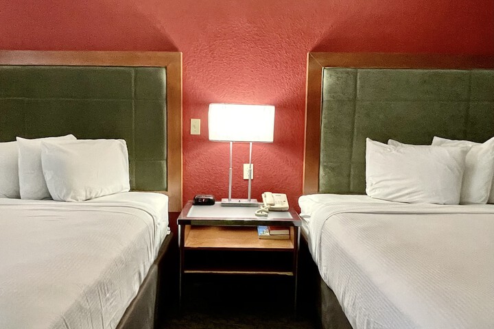 Deluxe Queen Bed (12 of 14)