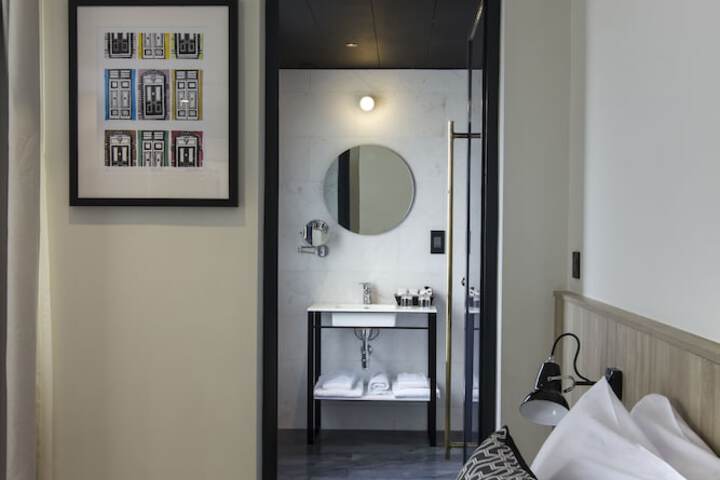Room 7 of 77