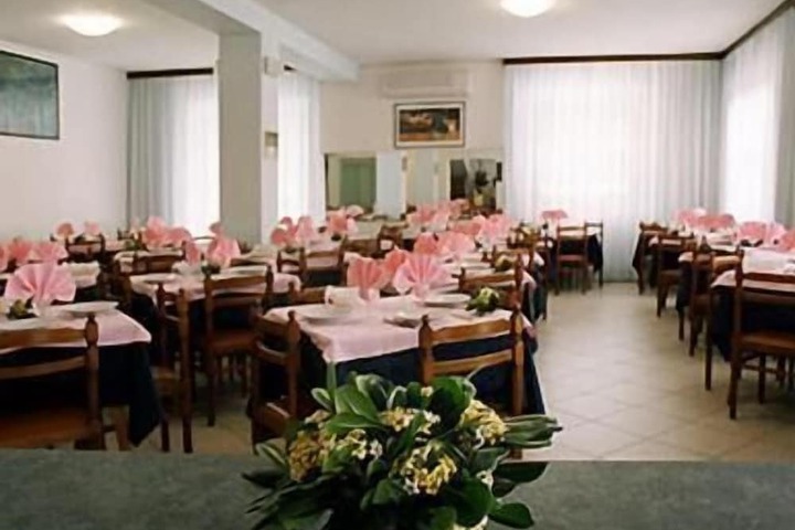 Dining 34 of 61