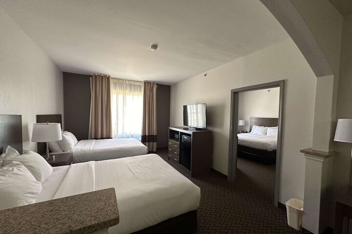 1 King Bed Suite (15 of 17)