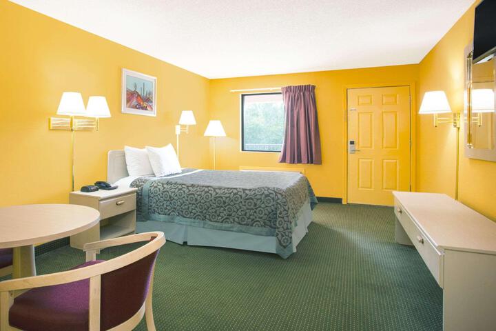 1 Queen Bed (3 of 13)