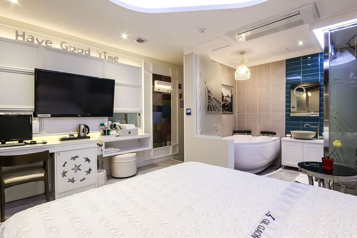 Room 30 of 42