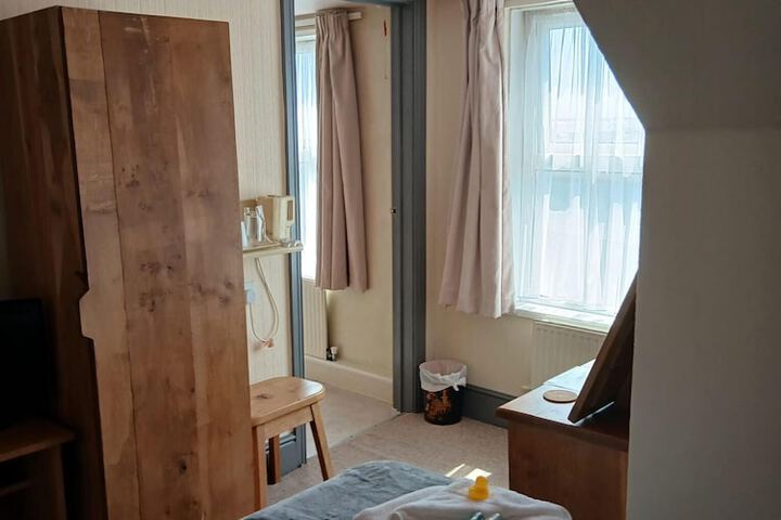 Room 9 of 16