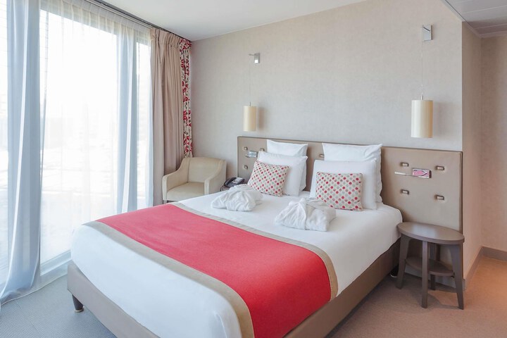 Room 5 of 90