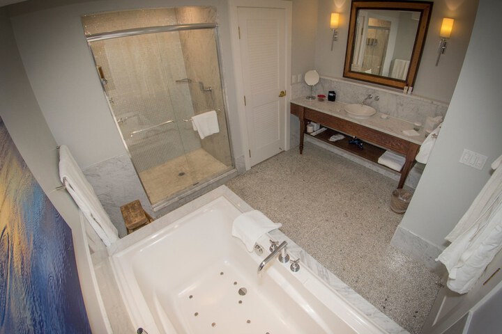 Lodge King Bed (2 of 3)